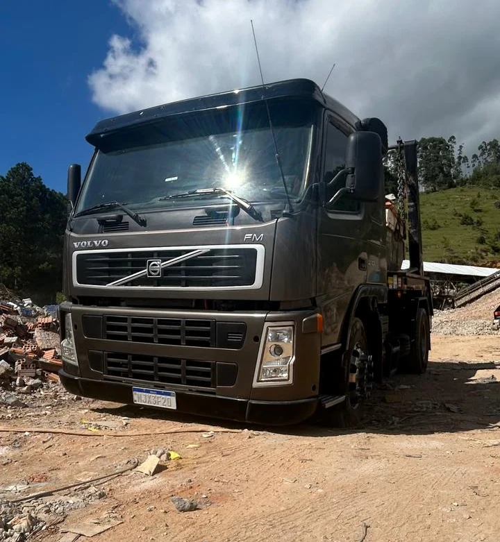 Caminhão Volvo cinza da Eco Entulhos centralizado em obra